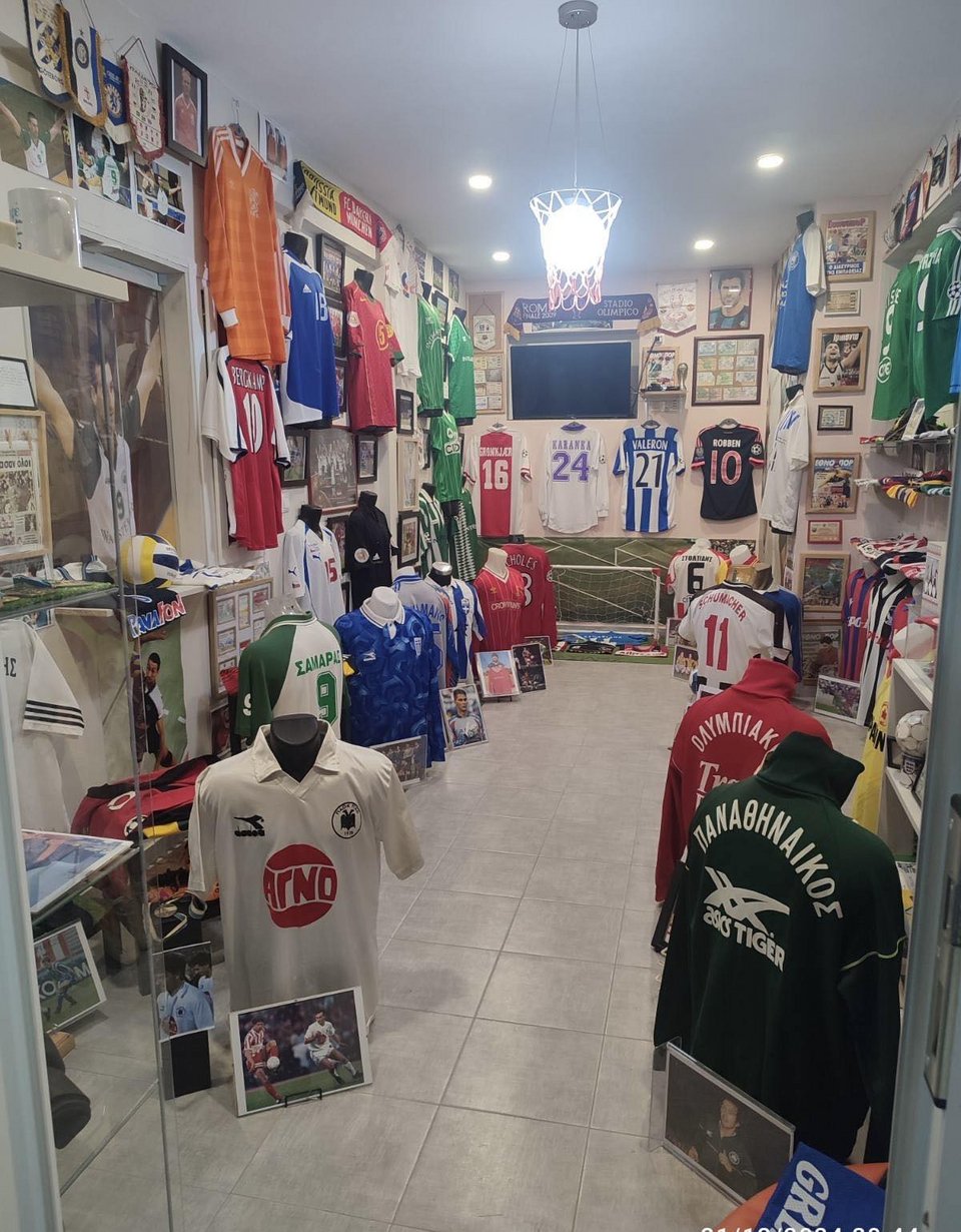 Το μουσείο έχει ως εκθέματα φανέλες αθλητών και άλλα προσωπικά τους αντικείμενα