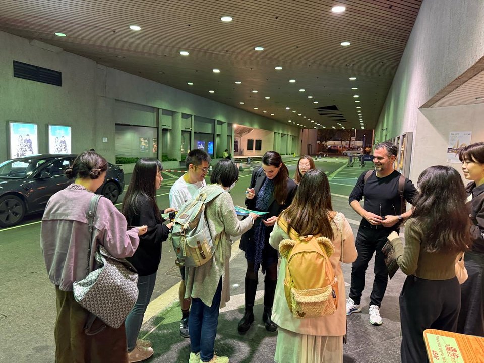 Περιμένοντας έξω από το θέατρο για αυτόγραφα