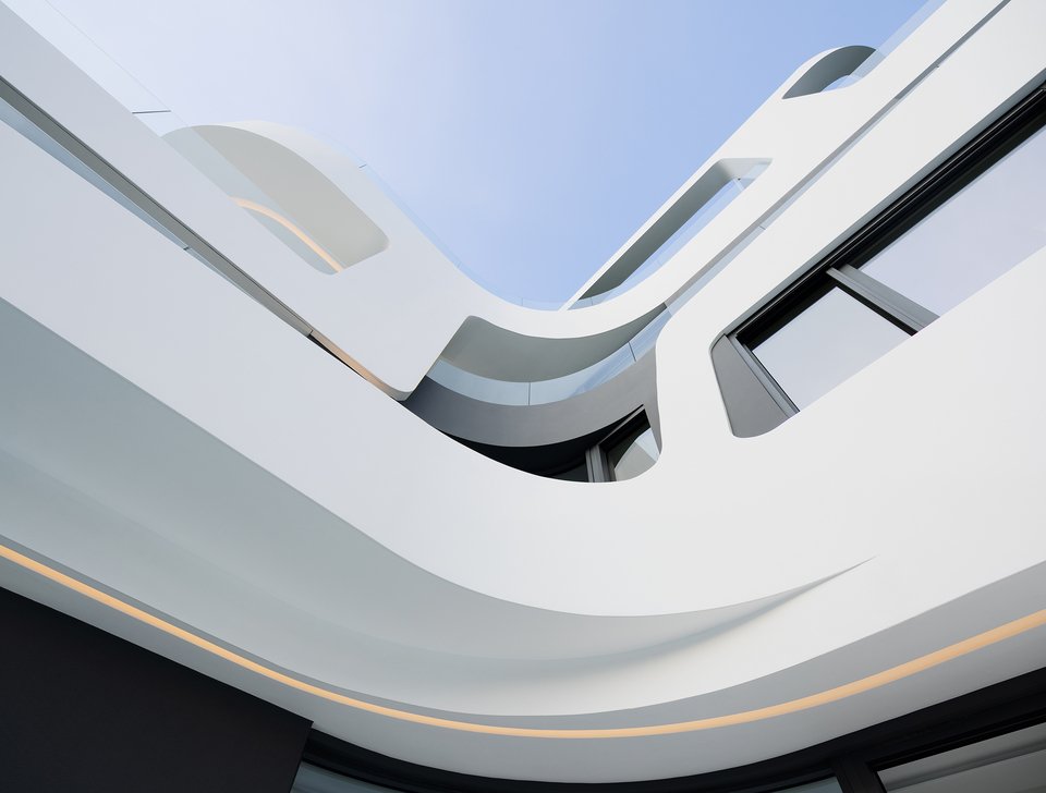 Οι τέλειες καμπύλες είναι μια ωδή στη Zaha Hadid, στο εμβληματικό γραφείο της οποίας εργάστηκε ο ταλαντούχος αρχιτέκτονας John Kanakas / Φωτογραφία: Studio Naaro