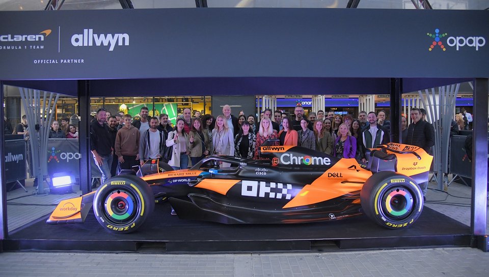 O Πρόεδρος και Διευθύνων Σύμβουλος ΟΠΑΠ, Jan Karas, με την ομάδα του ΟΠΑΠ στο event στην OPAP Arena 