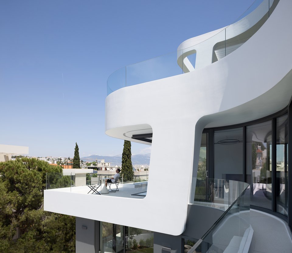 Οι βεράντες είναι σαν τα καταστρώματα ενός super design γιοτ / Φωτογραφία: Studio Naaro