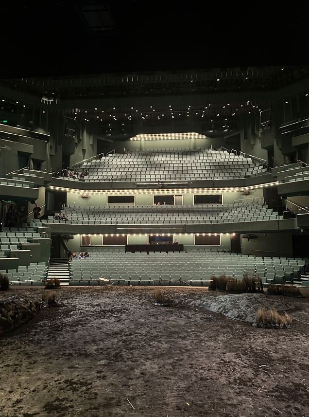  Το σκηνικό που υπογράφει η Εύα Μανιδάκη μέσα στο θέατρο των 1.200 θέσεων 
