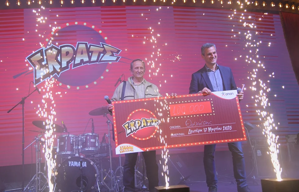 Ο μεγάλος νικητής της δεύτερης ευκαιρίας του ΣΚΡΑΤΣ, Θανάσης Δ., ο οποίος κέρδισε 100.000 ευρώ, με τον Ηλία Κατσαρό, Chief Retail Officer του ΟΠΑΠ