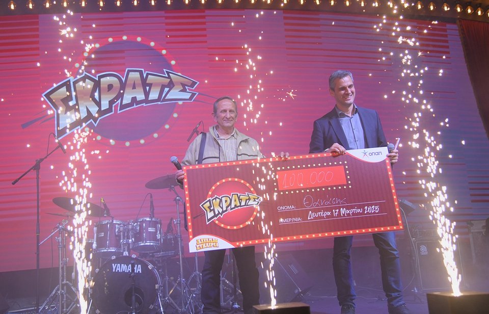 Ο μεγάλος νικητής της δεύτερης ευκαιρίας του ΣΚΡΑΤΣ, Θανάσης Δ., ο οποίος κέρδισε 100.000 ευρώ, με τον Ηλία Κατσαρό, Chief Retail Officer του ΟΠΑΠ 