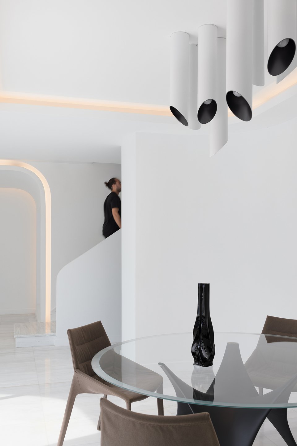Τα design φωτιστικά ενισχύουν το αίσθημα ότι βρίσκεσαι μέσα σε μια γκαλερί / Φωτογραφία: Studio Naaro