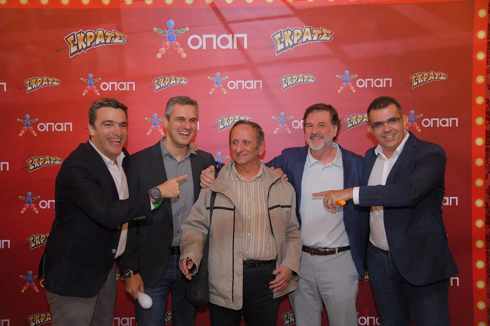 Ο μεγάλος νικητής της δεύτερης ευκαιρίας του ΣΚΡΑΤΣ, Θανάσης Δ., ο οποίος κέρδισε 100.000 ευρώ, με τον Ηλία Κατσαρό, Chief Retail Officer του ΟΠΑΠ
