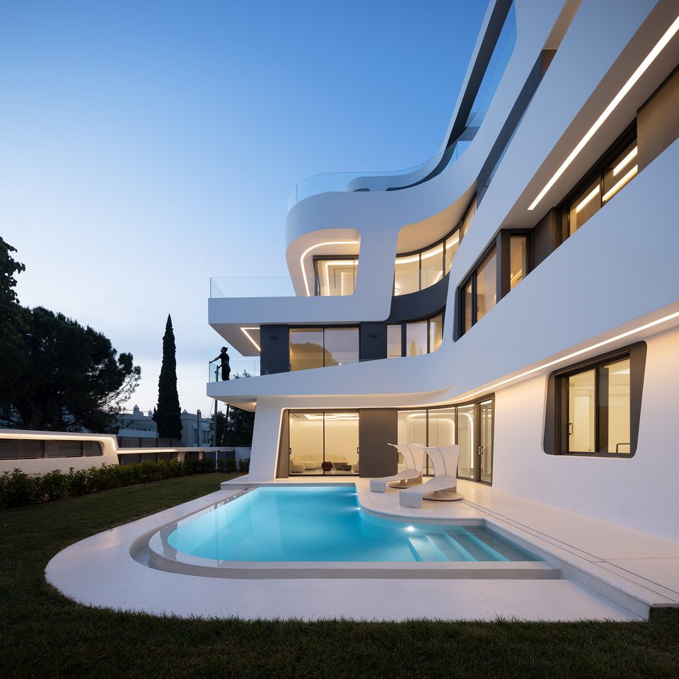 Γωνιά χαλάρωσης πλάι στην πισίνα με super design σεζλόνγκ / Φωτογραφία: Studio Naaro