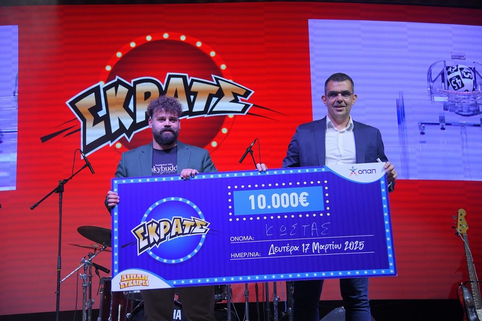 Ο Κωνσταντίνος Γ., ο οποίος κέρδισε 10.000 ευρώ, με τον Φώτη Ζησιμόπουλο, Chief Sales &amp; Marketing OPAP Stores Officer του ΟΠΑΠ 