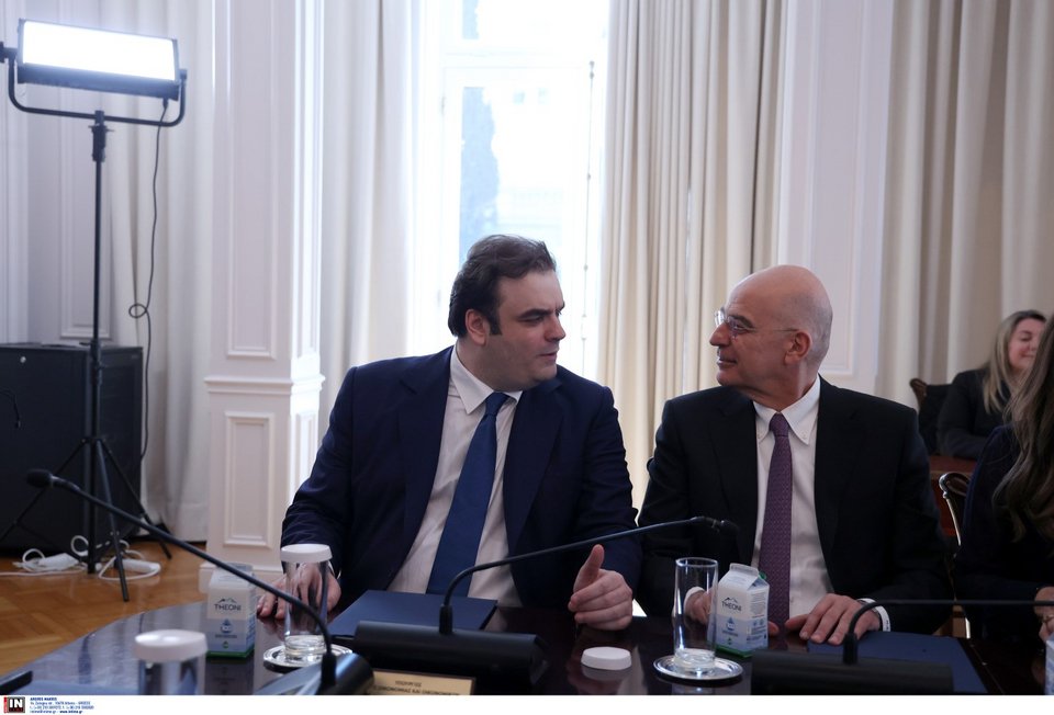 «Πηγαδάκι» του νέο υπουργού Εθνικής Οικονομίας και Οικονομικών, Κυριάκου Πιερρακάκη, με τον υπουργό Εθνικής Άμυνας, Νίκο Δένδια