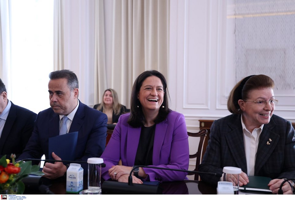 Χαμόγελα από τη νέα υπουργό Εργασίας και Κοινωνικής Ασφάλισης, Νίκη Κεραμέως