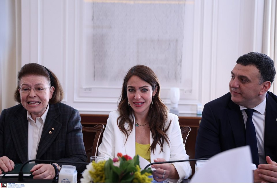 Η υπουργός Πολιτισμού, Λίνα Μενδώνη, με τη νέα υπουργό Κοινωνικής Συνοχής και Οικογένειας, Δόμνα Μιχαηλίδου και τον υπουργό Ναυτιλίας και Νησιωτικής Πολιτικής, Βασίλη Κικίλια