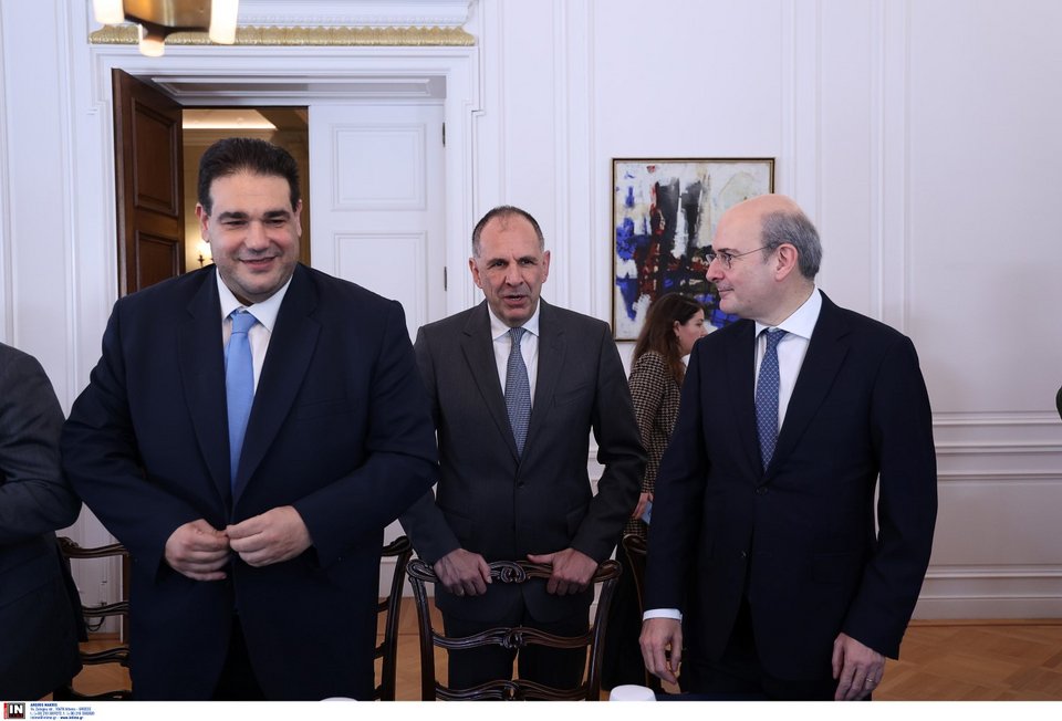 Θοδωρής Λιβάνιος και Γιώργος Γεραπετρίτης, μαζί με τον αντιπρόεδρο της κυβέρνησης Κωστή Χατζηδάκη