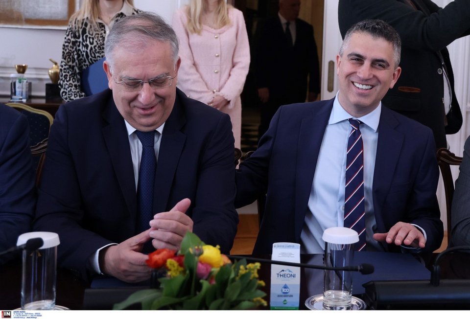 Ο υπουργός Ανάπτυξης Τάκης Θεοδωρικάκος με τον νέο υπουργό Υποδομών και Μεταφορών, Χρίστο Δήμα