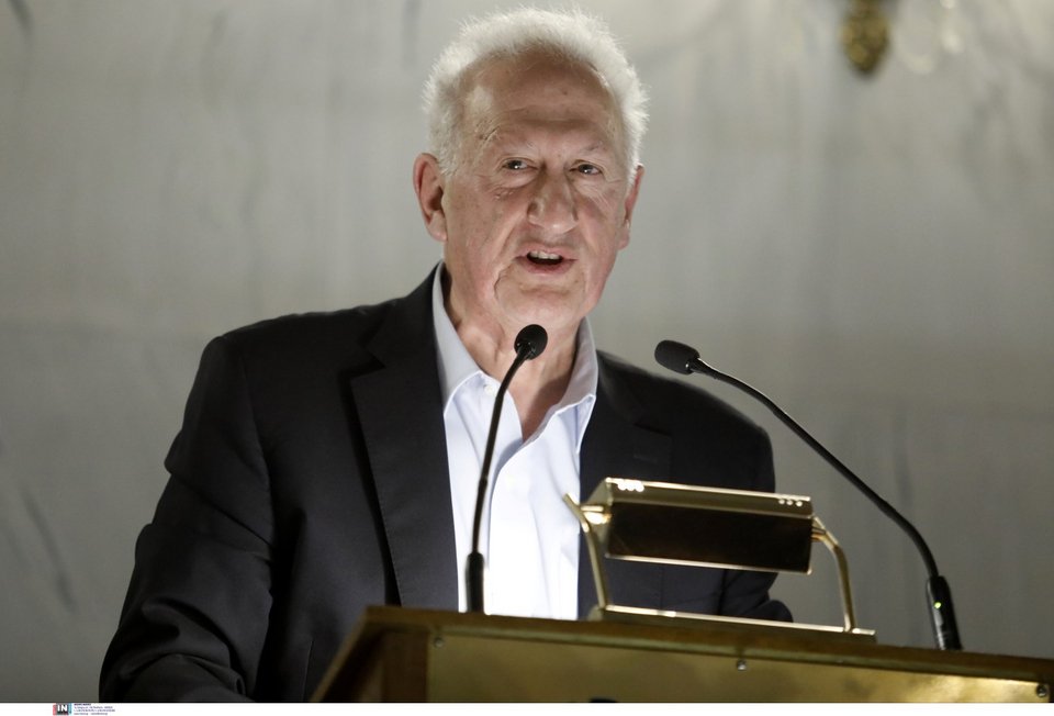 Ο Κώστας Σκανδαλίδης στην ομιλία του για το βιβλίο «Το βιολί του παπα-Γιώργη». 