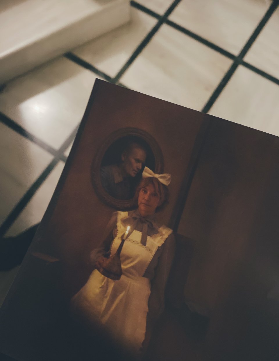 Το flyer της παράστασης στην είσοδο της πολυκατοικίας στην οδό Λαμψάκου, στα Ιλίσια / Φωτογραφία: Μάνος Λειβαδάρος/iefimerida