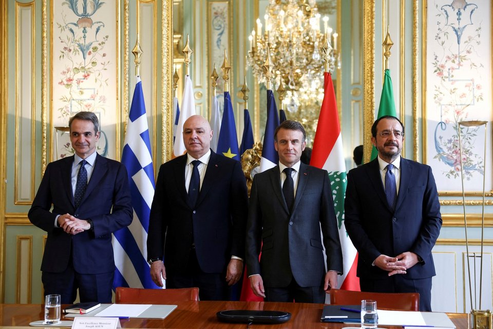 Ο Κυριάκος Μητσοτάκης, ο Ζοζέφ Αούν, ο Εμανουέλ Μακρόν και ο Νίκος Χριστοδουλίδης στην τετραμερή συνάντηση στο Παρίσι/AP