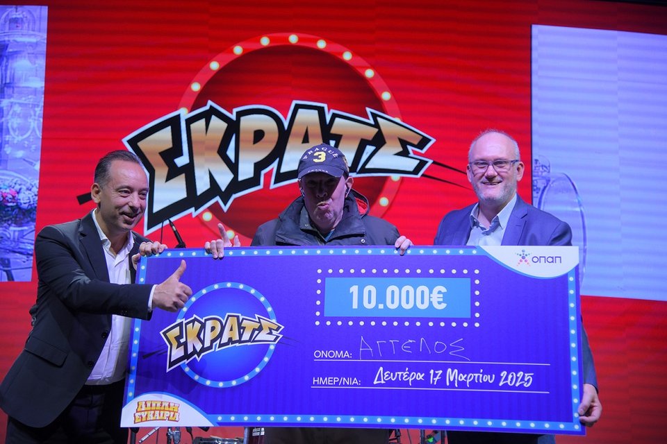 Ο Άγγελος Δ., ο οποίος κέρδισε 10.000 ευρώ, με τον Μανώλη Σταυρουλάκη, Public &amp; Media Relations Director του ΟΠΑΠ (αριστερά) και τον Μάριο Διανέλλο, Sales &amp; Marketing Director-Impulse του ΟΠΑΠ 