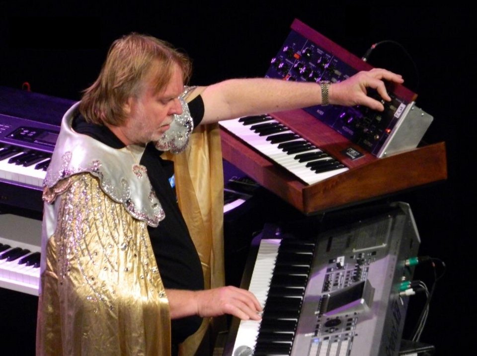 O Rick Wakeman, σαφής αναφορά της ταινίας «Opus» / WIKIPEDIA