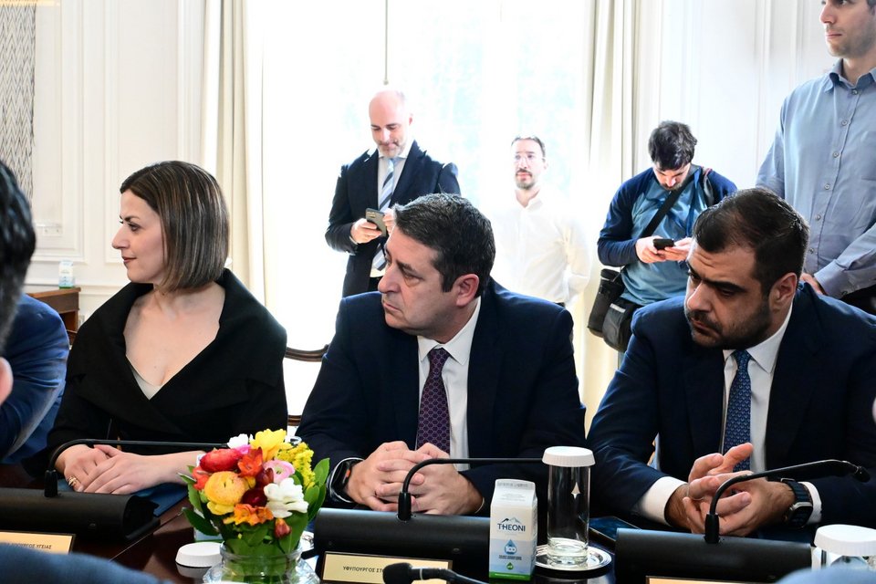 Η αναπληρώτρια υπουργός Υγείας Ειρήνη Αγαπηδάκη, με τους υφυπουργούς παρά τω πρωθυπουργώ, Γιώργο Μυλωνάκη και Παύλο Μαρινάκη /Φωτογραφία: Τατιάνα Μπόλαρη, Eurokinissi 