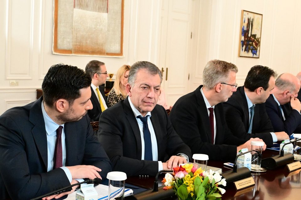 Ο αναπληρωτής υπουργός Υποδομών και Μεταφορών, αρμόδιος για τις μεταφορές, Κωνσταντίνος Κυρανάκης, δίπλα στους Γιάννη Βρούτση, Άκη Σκέρτσο, Δημήτρη Παπαστεργίου και Γιώργο Φλωρίδη 