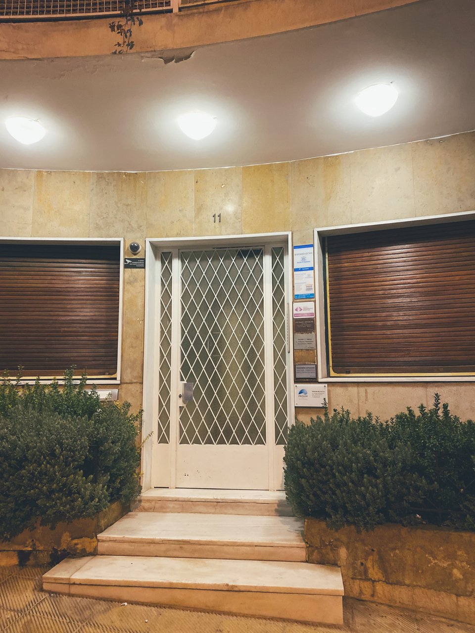 Η είσοδος της πολυκατοικίας στα Ιλίσια / Φωτογραφία: Μάνος Λειβαδάρος/iefimerida