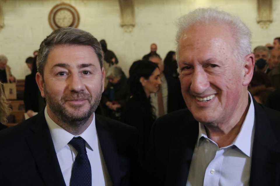 Ο πρόεδρος του ΠΑΣΟΚ Νίκος Ανδρουλάκης με τον Κώστα Σκανδαλίδη