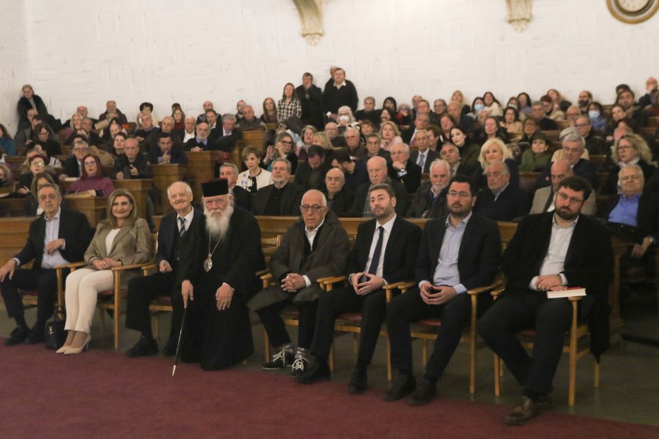 Στην πρώτη σειρά από αριστερά:Ο βουλευτής του ΠΑΣΟΚ Πάρις Κουκουλόπουλος, η βουλευτής Ευαγγελία Λιακούλη, ο πρώην πρόεδρος της Βουλής Απόστολος Κακλαμάνης, ο Αρχιεπίσκοπος Ιερώνυμος, ο πρόεδρος της Βουλής Νικήτας Κακλαμάνης, ο πρόεδρος του ΠΑΣΟΚ Νίκος Ανδρουλάκης, ο γραμματέας του ΠΑΣΟΚ Ανδρέας Σπυρόπουλος και ο πρώην βουλευτής του ΣΥΡΙΖΑ Κώστας Ζαχαριάδης