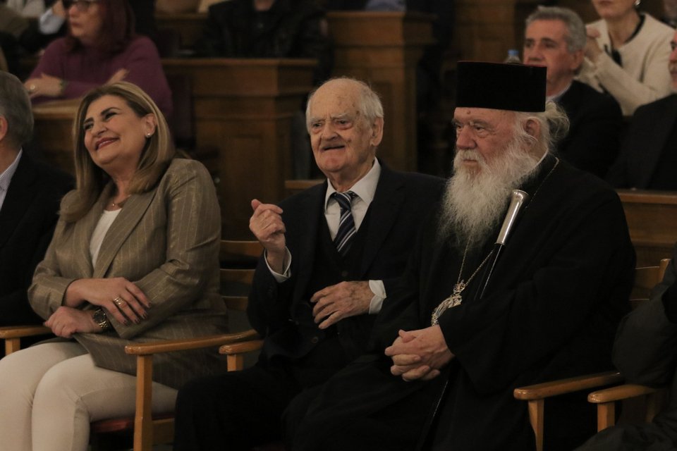 Η βουλευτής Λάρισας του ΠΑΣΟΚ Ευαγγελία Λιακούλη, ο Απόστολος Κακλαμάνης και ο Αρχιεπίσκοπος Ιερώνυμος