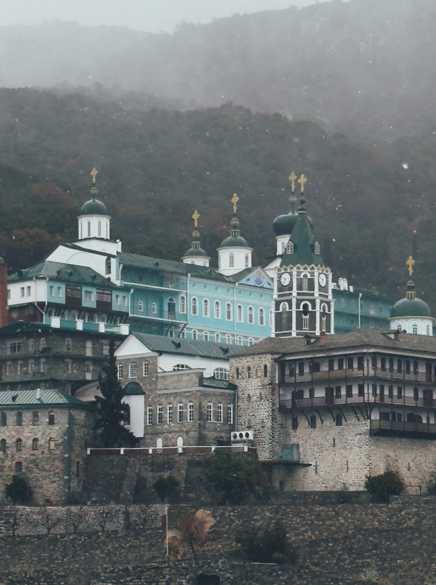 H Ιερά Μονή του Αγίου Παντελεήμονα στο Άγιο Όρος, όπως φαίνεται από το καϊκί στη θάλασσα / Φωτογραφία: Θωμάς Μάτσας