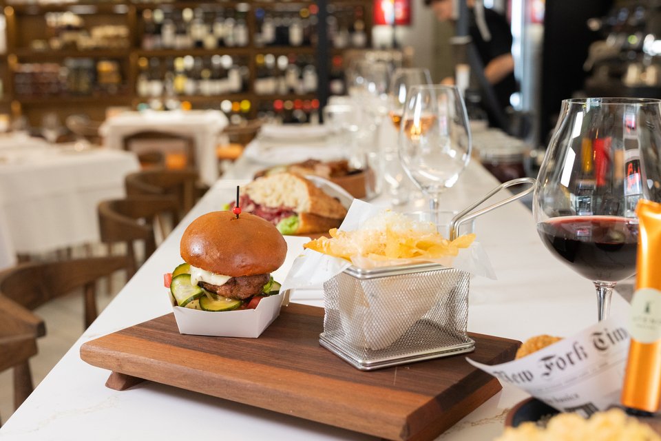 Τα μίνι μπέργκερ του Ateno Cook &amp; Deli συνοδεύουν το κρασί ή το ποτό