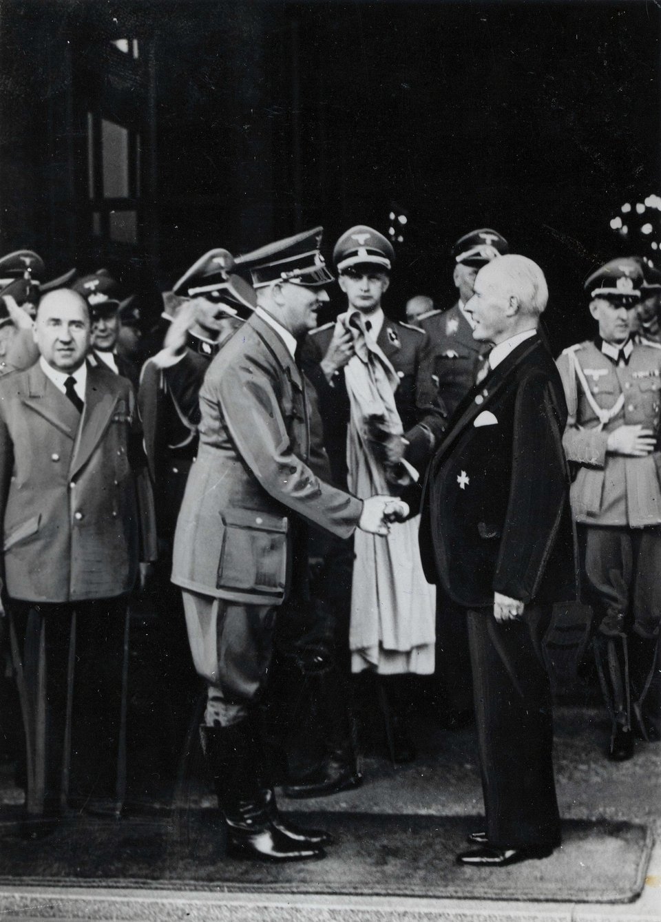 Ο Gustav Krupp von Bohlen και ο Χίτλερ κατά τη διάρκεια επίσκεψης στο εργοστάσιο Krupp στο Έσσεν / WIKIPEDIA