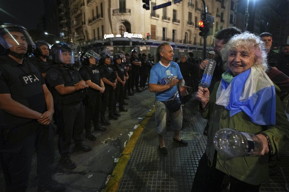 Ηλικιωμένοι συμμετέχουν στις διαδηλώσεις στην Αργεντινή/AP