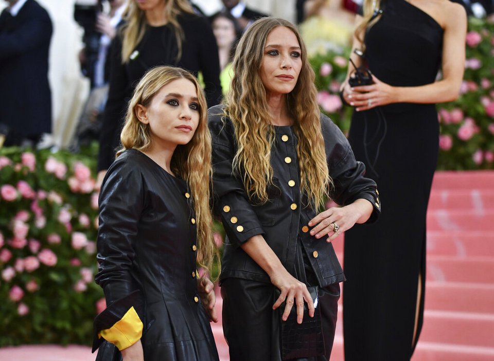 Η Ashley Olsen, αριστερά, και η Mary-Kate Olsen στο φιλανθρωπικό γκαλά του Ινστιτούτου Κοστουμιών του Μητροπολιτικού Μουσείου Τέχνης το 2019