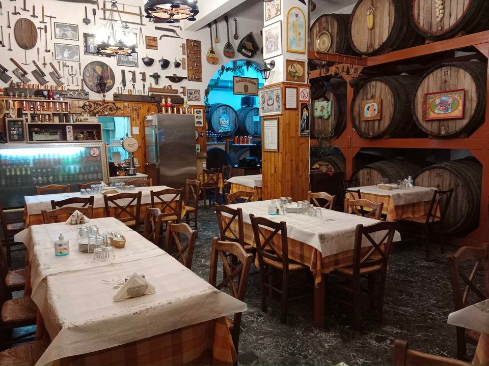 Το κλασικό ντεκόρ της ταβέρνας Αξώτης που παραμένει απαράλλαχτο εδώ και δεκαετίες/ Φωτογραφίες: facebook/αχοτις1956