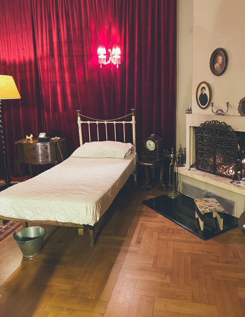 Μια βελούδινη κουρτίνα ντύνει τον τοίχο του σαλονιού / Φωτογραφία: Μάνος Λειβαδάρος/iefimerida