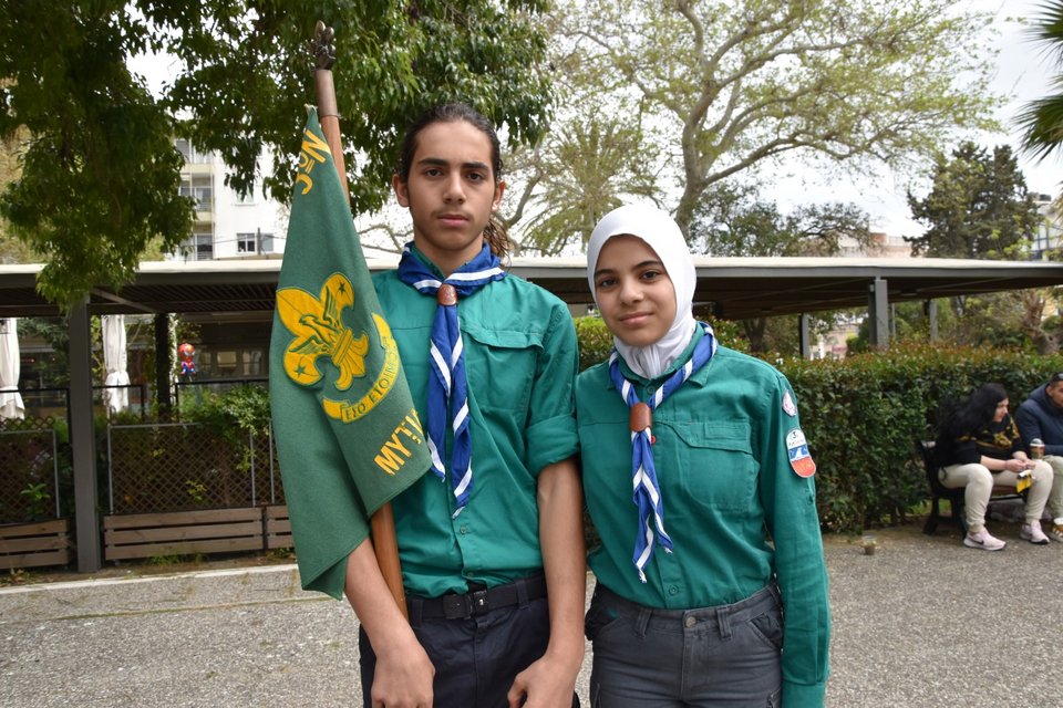 Ο 13χρονος Μαχμούντ με την αδελφή του Σαλμά /Φωτογραφία: ΑΠΕ-ΜΠΕ