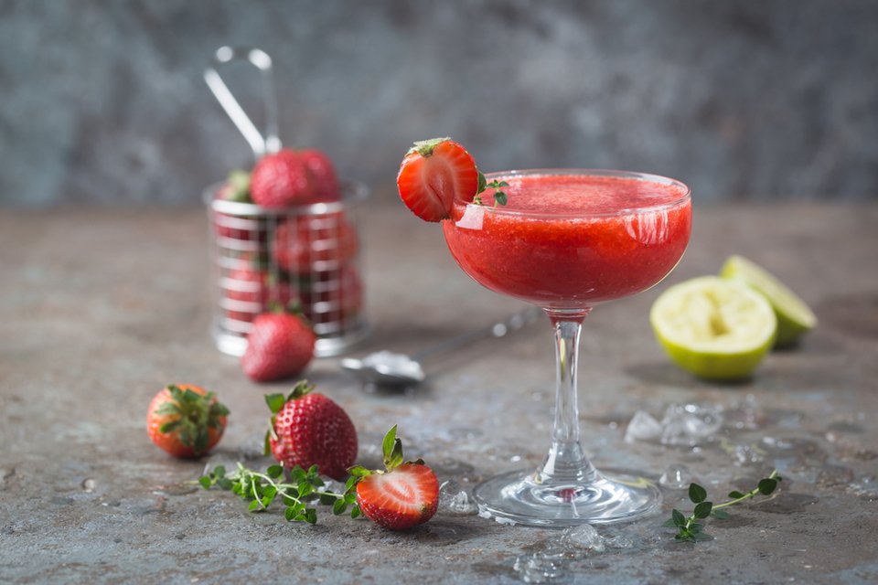 Απολαυστικό daiquiri από ζουμερές φρέσκιες φράουλες/ Φωτογραφία: shutterstock
