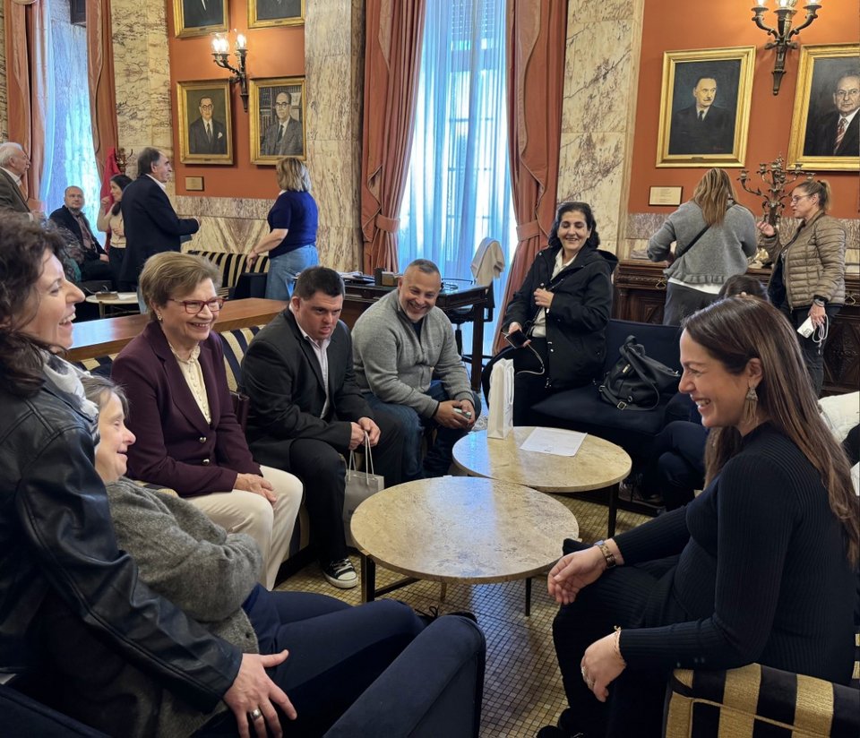 Η Δόμνα Μιχαηλίδου στη Βουλή μαζί με παιδιά με Σύνδρομο Down και τους συνοδούς τους