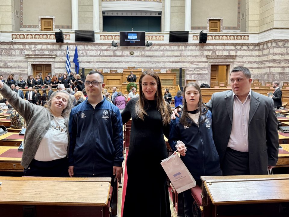 Η Δόμνα Μιχαηλίδου στη Βουλή μαζί με παιδιά με Σύνδρομο Down