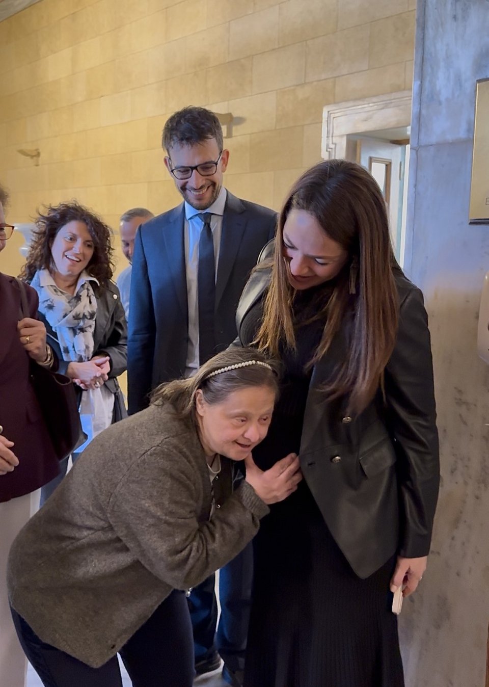 Η Δόμνα Μιχαηλίδου στη Βουλή μαζί με παιδιά με Σύνδρομο Down και συνοδούς τους