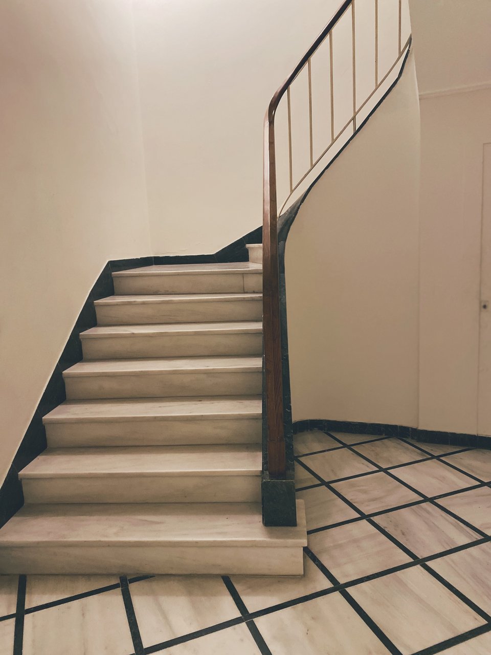 Στην είσοδο της μοντερνιστικής πολυκατοικίας στην οδό Λαμψάκου, στα Ιλίσια / Φωτογραφία: Μάνος Λειβαδάρος/iefimerida