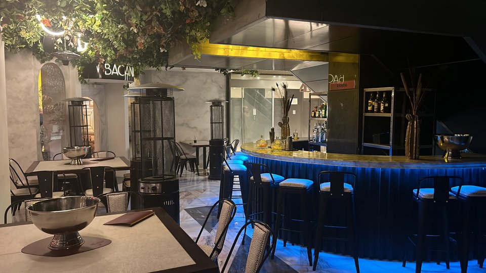 Εξωτερικός χώρος με μπαρ και τραπέζια
