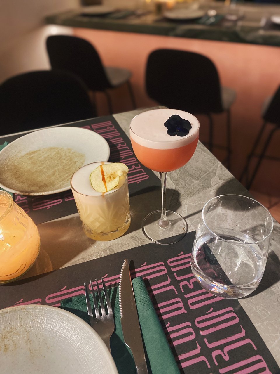 Δύο από τα signature cocktails του Suma: London Sour (αριστερά) και Ceviche Sour (δεξιά) / Φωτογραφία: Μάνος Λειβαδάρος/iefimerida