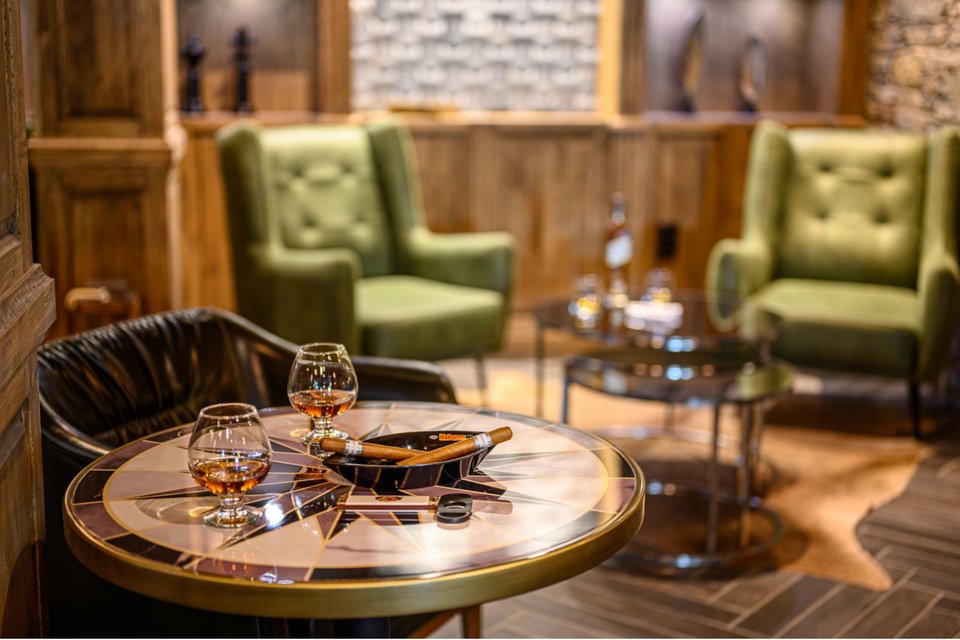 Lounge bar για τους λάτρεις των απάνιων αποσταγμάτων και των εκλεκτών πούρων