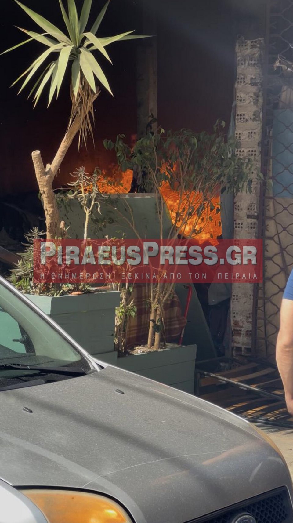 Το κτίριο βρίσκεται στη συμβολή των οδών Κολοκοτρώνη και Πύλης