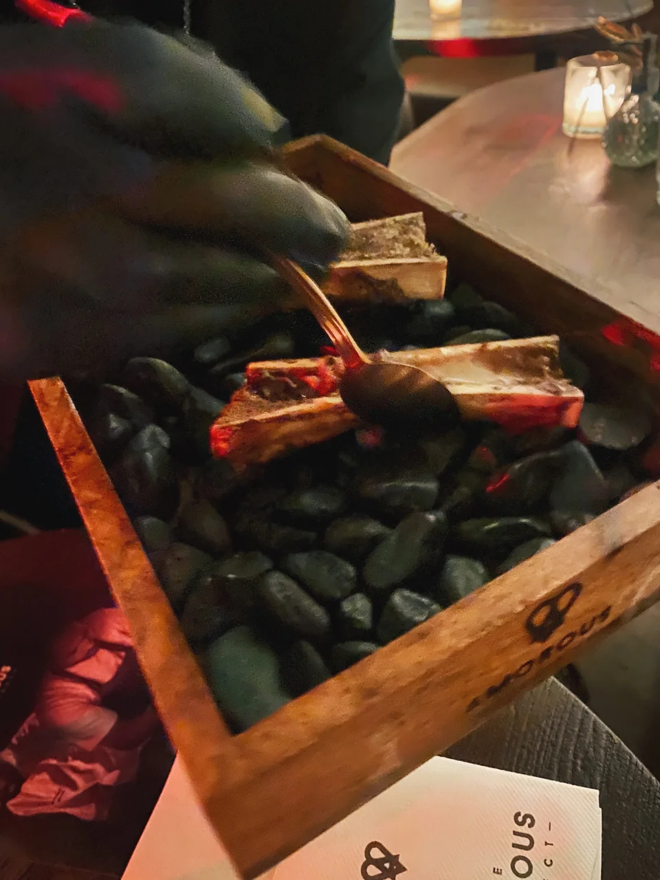 Το μεδούλι αφαιρείται από το ψητό κόκαλο και σερβίρεται πάνω από την ουρά μόσχου / Φωτογραφία: Μάνος Λειβαδάρος/iefimerida