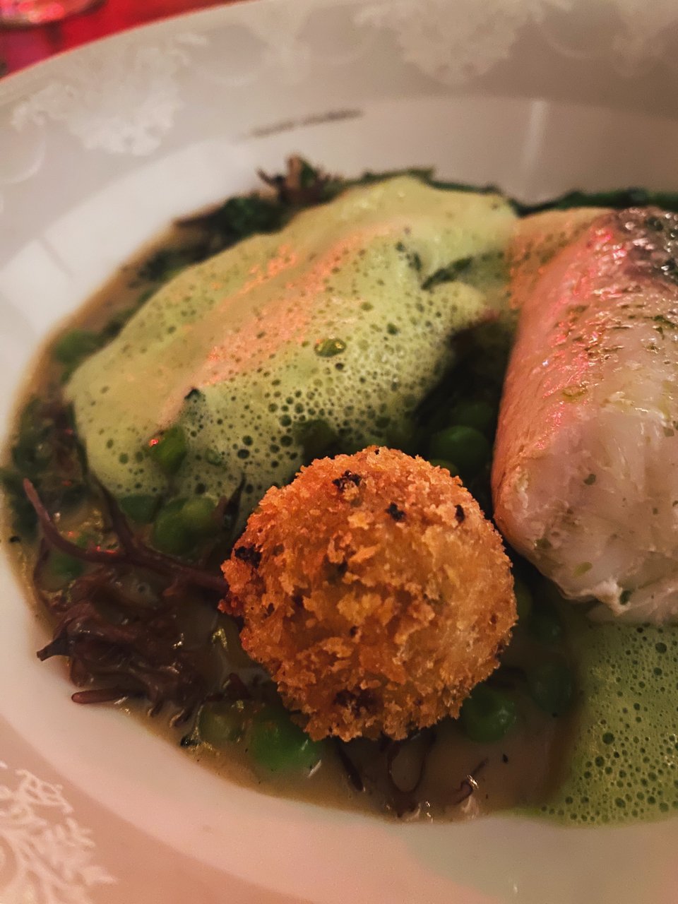 Μπακαλιάρος sous vide, με φρικασέ φύκια / Φωτογραφία: Μάνος Λειβαδάρος/iefimerida 