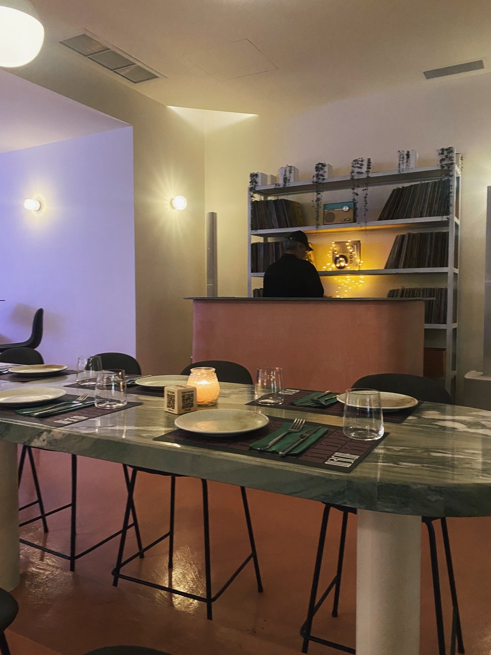 Το γαστρομπάρ Suma παίζει μουσική από βινύλια / Φωτογραφία: Μάνος Λειβαδάρος/iefimerida