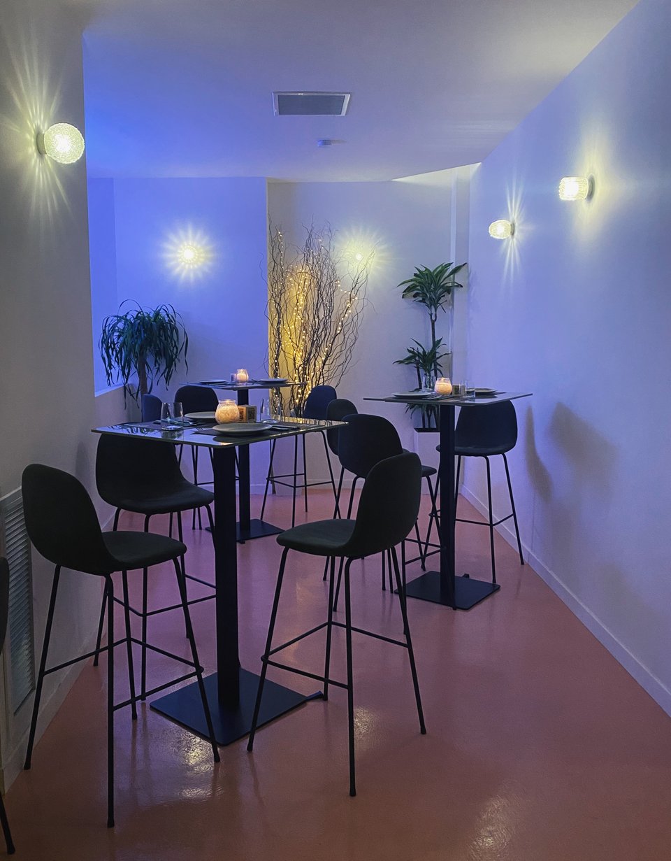 Όλα τα τραπέζια του γαστρομπάρ είναι ψηλά / Φωτογραφία: Μάνος Λειβαδάρος/iefimerida