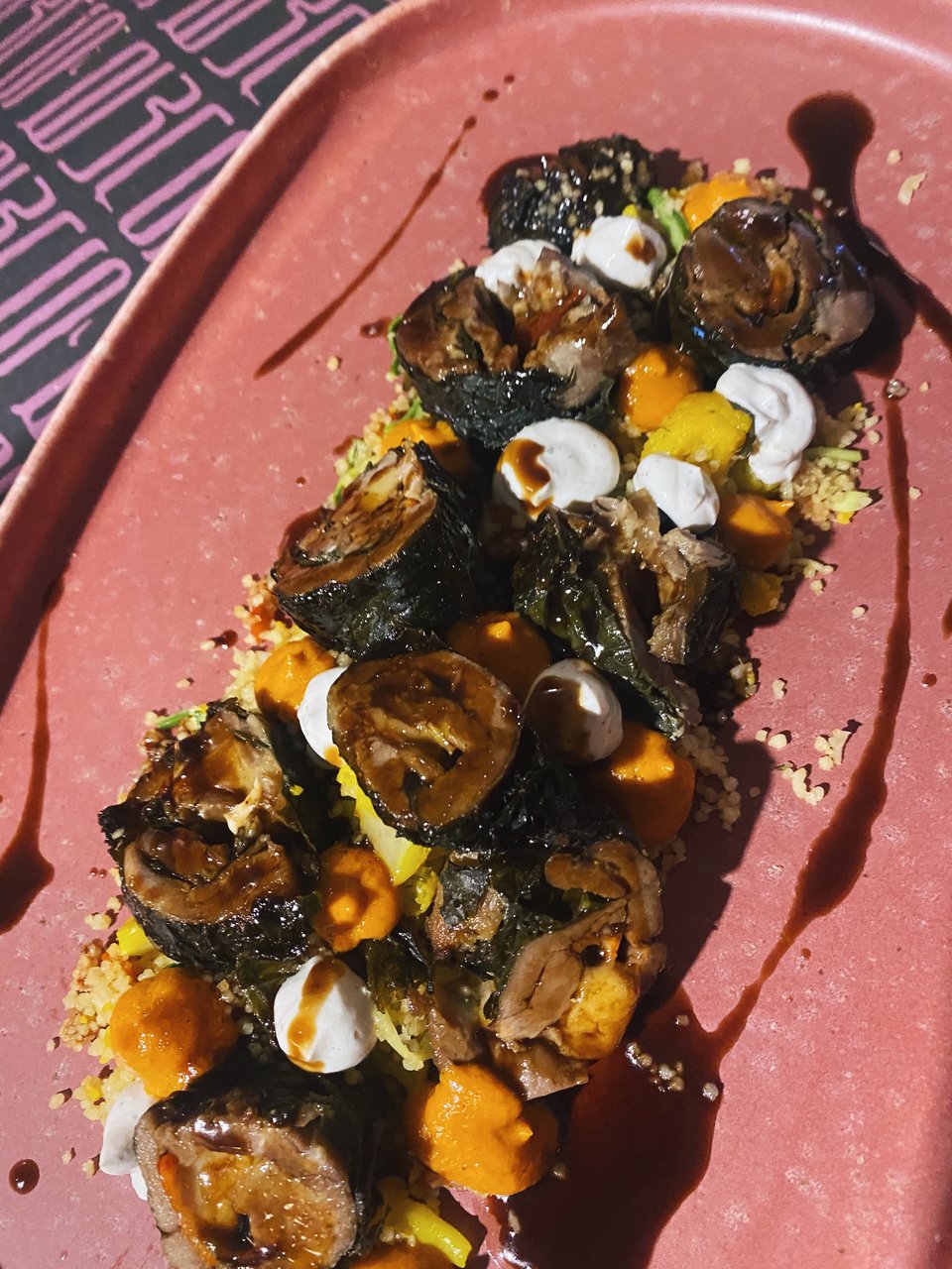 Το αρνι τυλιγμένο σε αμπελόφυλλο / Φωτογραφία: Μάνος Λειβαδάρος/iefimerida